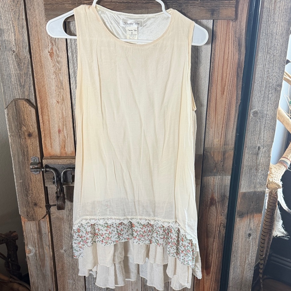 Vintage-Inspired Cream Sleeveless Ruffle-Hem Tank Top - Eternity Blue